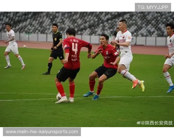 年轻中场在训练赛中被测试长短传切换能力，表现亮眼